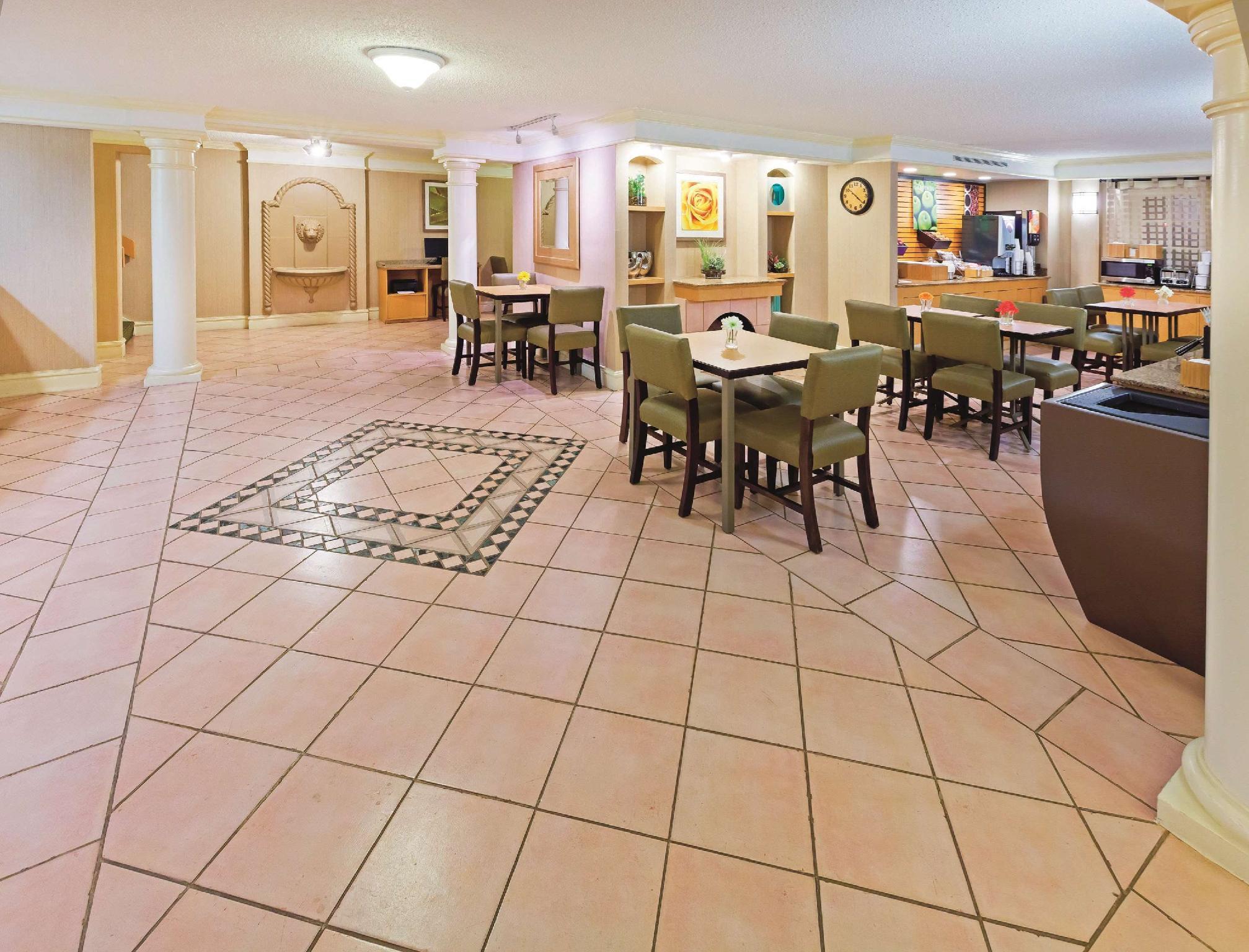 Baymont By Wyndham Lubbock - Downtown Civic Center Hotel Exterior photo